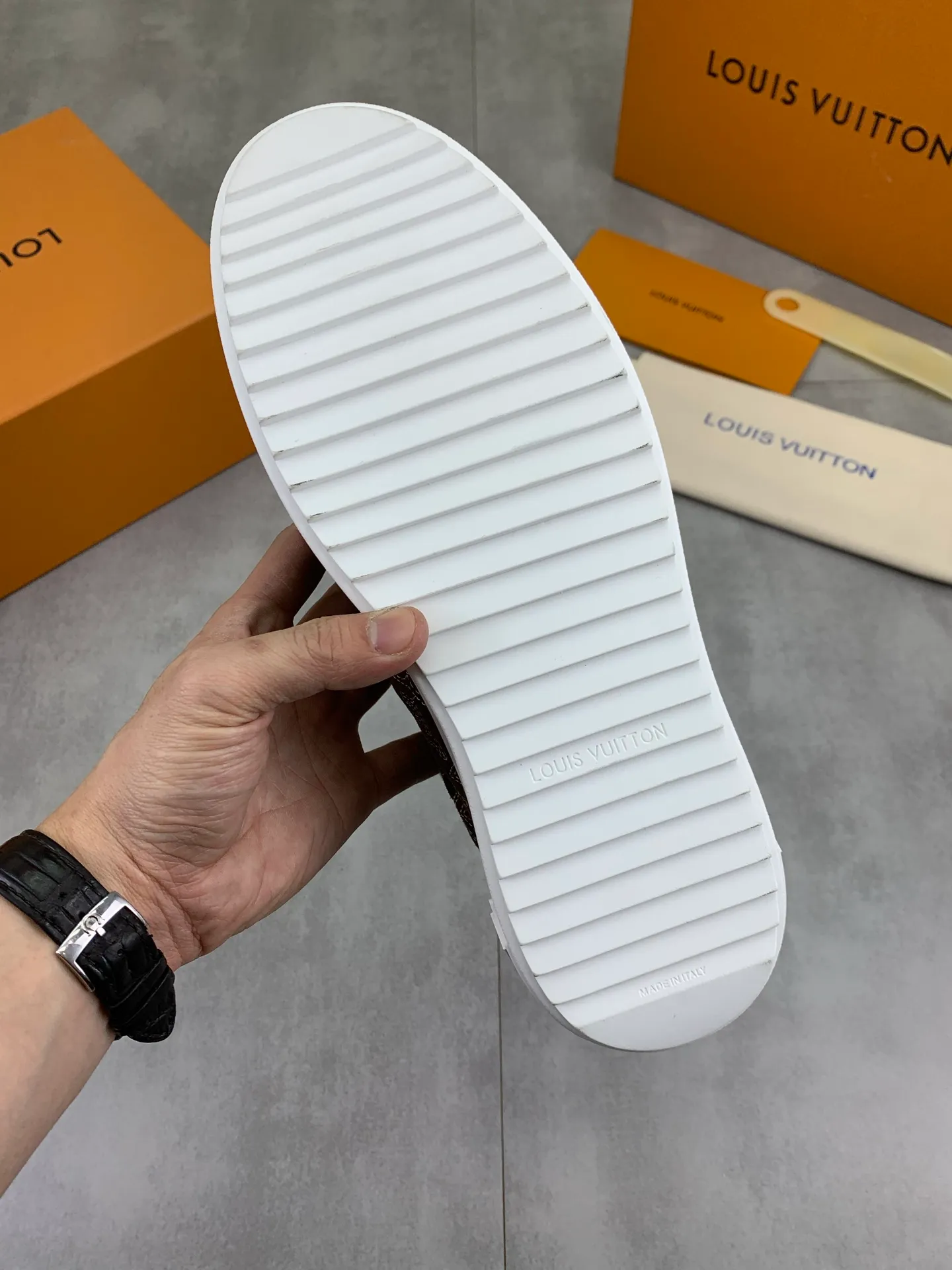 Factory price P740 Wool lining 💶 Top version [LOUIS VUITTON] Couple 🧑‍🤝‍🧑 Craftsman style Counter series (original order) New style 🍀LV Louis Vuitton - top version LV classic high-top trendy shoes! Made of imported original craft calfskin, original warm wool lining, and original wear-resistant, lightweight, high-end TPU outsole! High quality products! 3️⃣ colors available, code numbers: female 35-39, male 39-44 (female 40, male 45 46 customized)